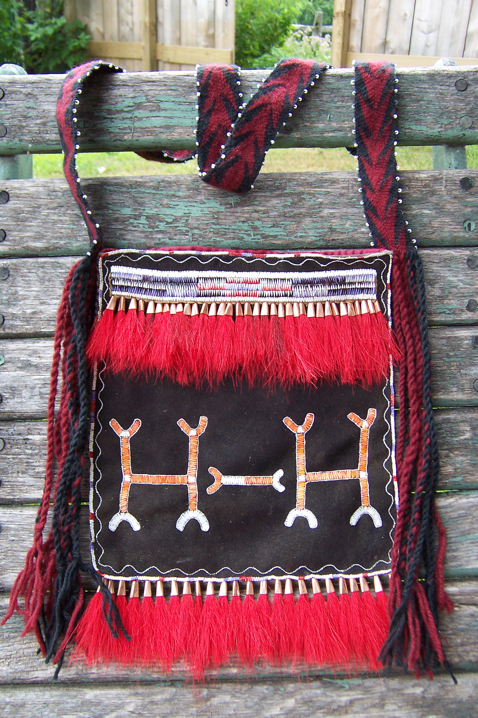 Delaware-style bag made by Rose Hartwell.